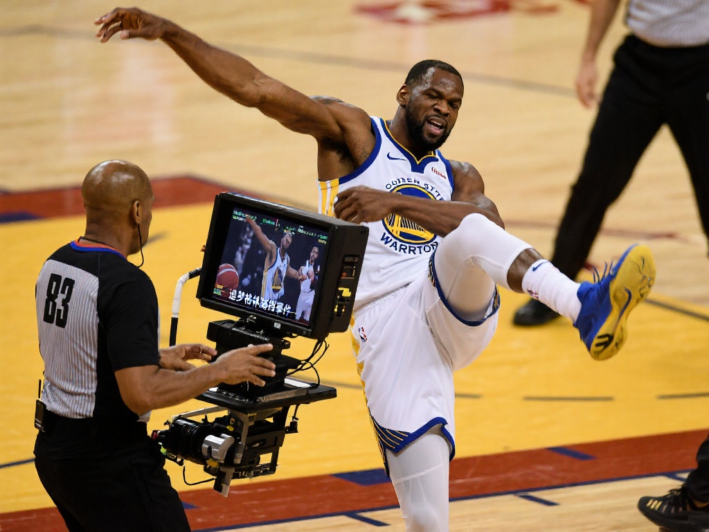 卡林顿三分抢投肘击波普 裁判回看未升级犯规